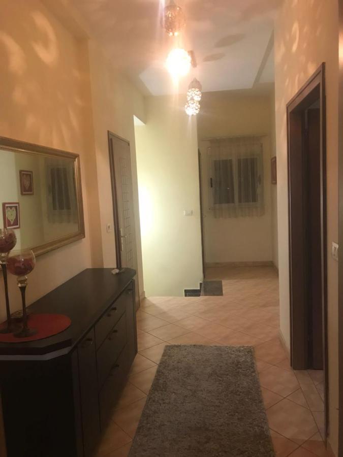 Lovely 2 Bedroom Apartment Тирана Екстериор снимка